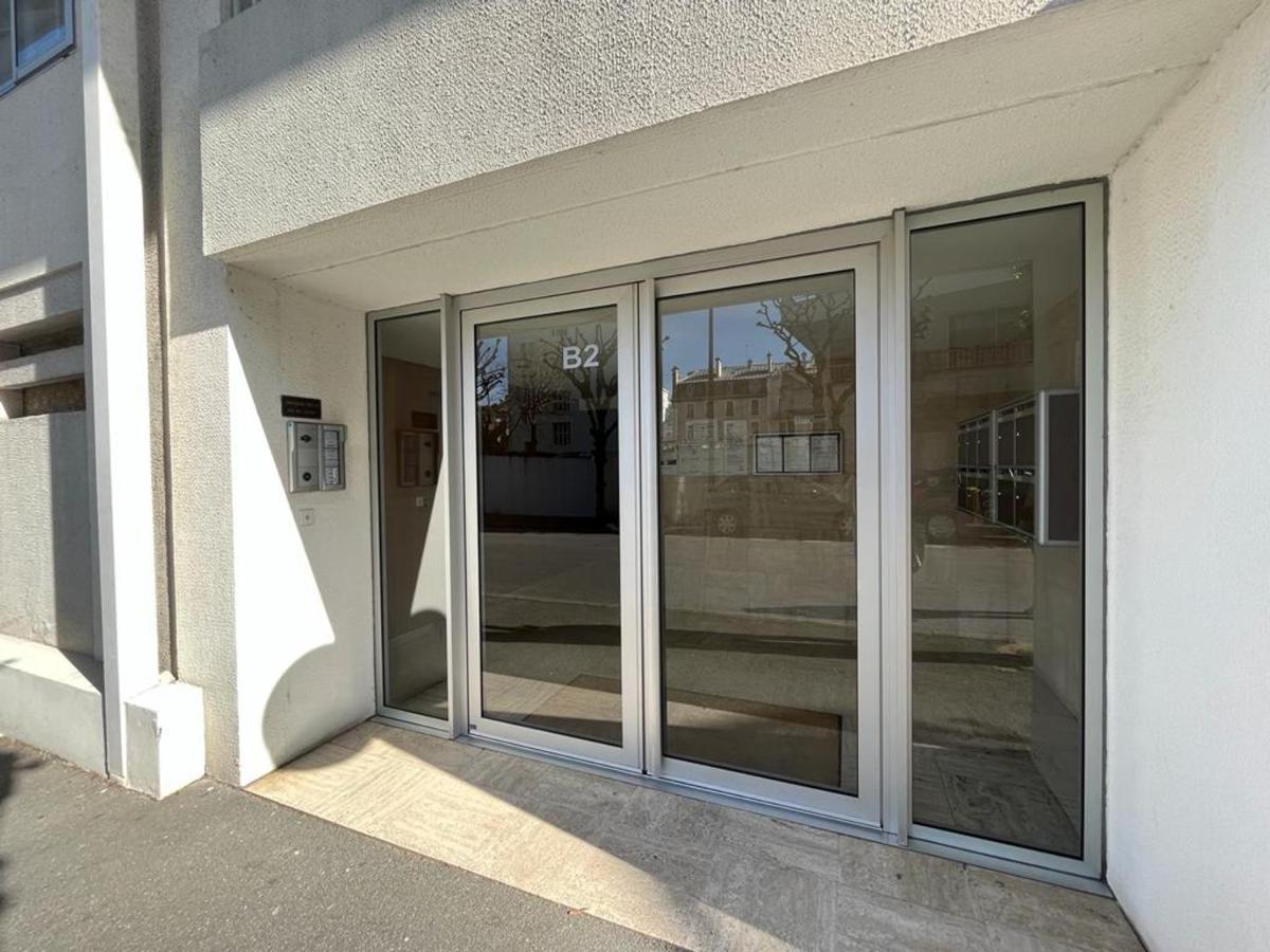 Apartamento T4 Avec Parking, Balcon Et Proche Commerces A - Fr-1-239-921 *